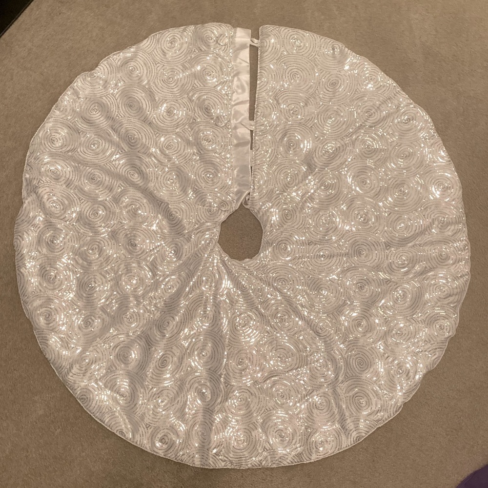 SPARKLE White Tree Skirt